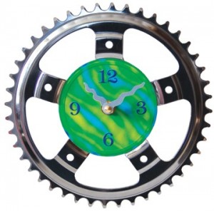Часы из велосипедных комплектующих.
