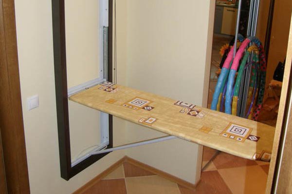 Откидной стол для глажки одежды